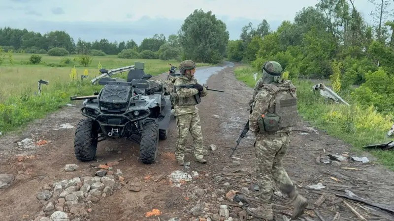 Mặc dù truyền thông thế giới trong thời gian qua, đang bị hút vào cuộc xung đột Iran-Israel + Mỹ và nghĩ rằng Nga đã tạm dừng tấn công, để hưởng ứng lời kêu gọi hòa bình của Tổng thống Mỹ Donald Trump. Còn Kiev thường xuyên nhấn mạnh rằng, khả năng tiến công của RFAF đã bị hạn chế, đặc biệt là ở mặt trận Donetsk và các khu vực khác như Sumy.