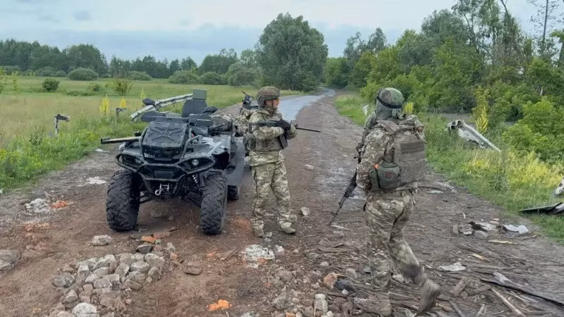 Mặc dù truyền thông thế giới trong thời gian qua, đang bị hút vào cuộc xung đột Iran-Israel + Mỹ và nghĩ rằng Nga đã tạm dừng tấn công, để hưởng ứng lời kêu gọi hòa bình của Tổng thống Mỹ Donald Trump. Còn Kiev thường xuyên nhấn mạnh rằng, khả năng tiến công của RFAF đã bị hạn chế, đặc biệt là ở mặt trận Donetsk và các khu vực khác như Sumy.