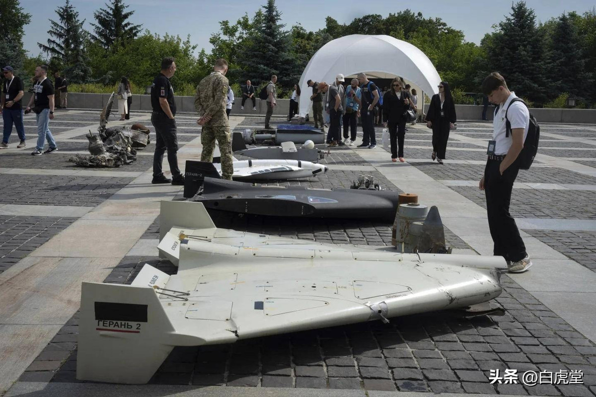 Trên thực tế, sau một thời gian giao tranh cường độ thấp, RFAF đã dần khôi phục lại các hoạt động quân sự quy mô lớn. Về việc Nga có thực sự "chịu tổn thất lớn" hay không, rõ ràng là không chính xác khi chỉ dựa vào thông tin của Ukraine để đánh giá. Nhưng xét theo những thay đổi trên bản đồ, Ukraine thực sự đang dần mất đi quyền kiểm soát lãnh thổ. (nguồn ảnh Military Review, Ukrinform, Sohu).