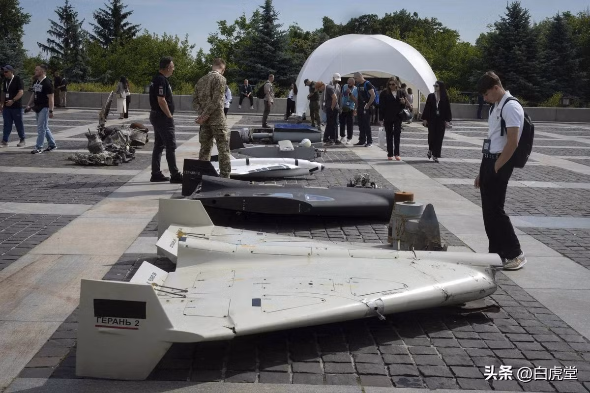 Trên thực tế, sau một thời gian giao tranh cường độ thấp, RFAF đã dần khôi phục lại các hoạt động quân sự quy mô lớn. Về việc Nga có thực sự "chịu tổn thất lớn" hay không, rõ ràng là không chính xác khi chỉ dựa vào thông tin của Ukraine để đánh giá. Nhưng xét theo những thay đổi trên bản đồ, Ukraine thực sự đang dần mất đi quyền kiểm soát lãnh thổ. (nguồn ảnh Military Review, Ukrinform, Sohu).