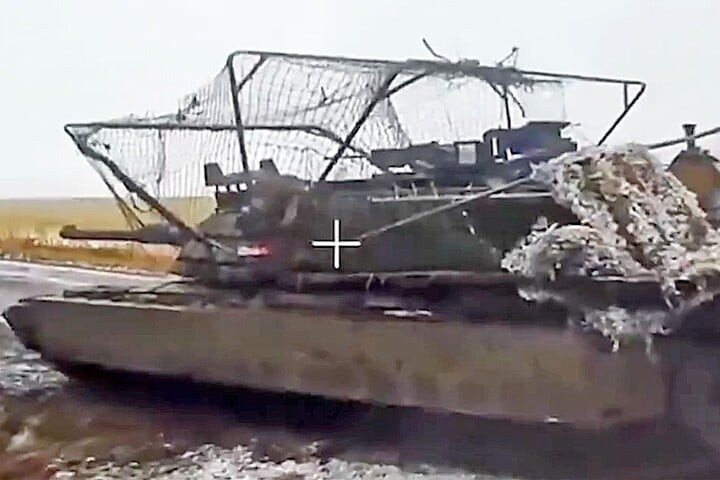 Theo các nguồn tin của Ukraine, những chiếc M1A1 Abrams mà AFU đang sử dụng ở mặt trận Zaporozhye, là do chính quyền Australia mới đây đã tặng cho Ukraine. Chiếc M1A1 Abrams của AFU vừa bị phá hủy, được trang bị thêm lớp giáp phụ, làm bằng các dây kim loại căng xung quanh. Trong đoạn video được tung lên mạng, cho thấy những cải tiến này, hầu như không giúp ích gì để nâng cao khả năng bảo vệ của chiếc M1A1 Abrams.