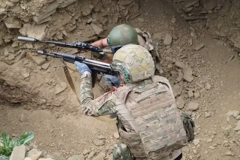 Tình hình tại hướng mặt trận Pokrovsk đang thay đổi nhanh chóng đối với quân đội Ukraine (AFU), khi phòng tuyến của họ đang bị quân đội Nga (RFAF), đẩy lùi về phía đông thị trấn Dobropolye. Nhưng đừng quên vùng ngoại ô Pokrovsk, nơi đang bị quân Nga bao vây và diễn ra các trận đánh ác liệt.