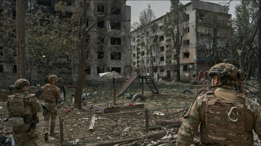 Theo hãng tin TASS của Nga, vào ngày 11 tháng 8, Trung tá Bogdan Korotevich, cựu tham mưu trưởng Lữ đoàn Azov, tuyên bố rằng tình hình ở phía tây nam Donbass đang xấu đi nhanh chóng và quân đội Ukraine (AFU) hiện đang phải đối mặt với hai vòng vây lớn.