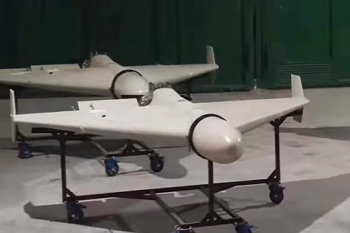 Máy bay không người lái (UAV) tấn công giá rẻ, dùng một lần đã được triển khai thành công với số lượng lớn, kể từ những ngày đầu của cuộc chiến tranh Mỹ-Israel chống lại Iran. Tehran đã phóng chúng để tấn công các cơ sở năng lượng, căn cứ không quân và các cơ sở hạ tầng chiến lược khác của các đồng minh của Washington và Tel Aviv ở khu vực Trung Đông.
