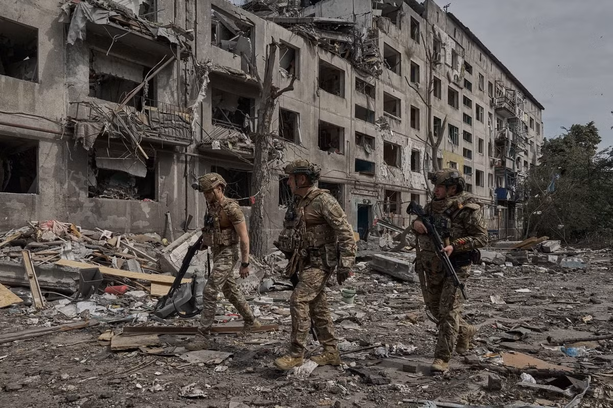 Một chỉ huy đồn trú AFU ở mặt trận Pokrovsk, cung cấp thông tin cho phóng viên tờ báo “Ukraine Pravda” rằng, do thiếu quân số để ngăn chặn bước tiến của quân Nga, quân phòng thủ đã làm giả bản đồ tiền tuyến, "các vị trí được đánh dấu là do quân Ukraine chiếm đóng, có thể chỉ có hai người bị thương, hoặc thậm chí không có ai cả";