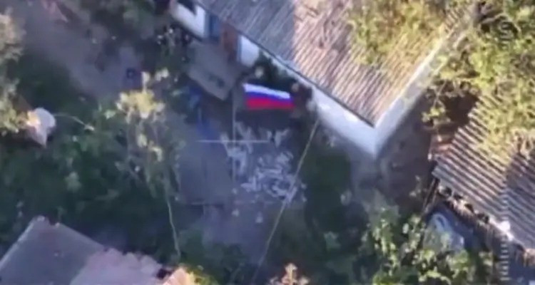 Trang Military Review đưa tin, cờ Nga đã được kéo lên tại thị trấn Novonikolaevka thuộc tỉnh Dnipropetrovsk miền Trung Ukraine, nơi được quân đội Nga (RFAF) vừa giành quyền kiểm soát. Làng Novomykolaivka nằm cách Ternove, nơi RFAF đã chiếm được trước đó khoảng 4 km về phía tây nam.