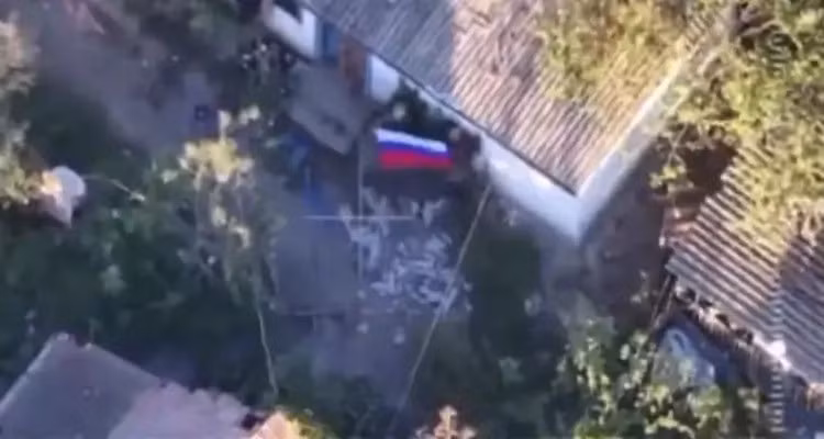 Trang Military Review đưa tin, cờ Nga đã được kéo lên tại thị trấn Novonikolaevka thuộc tỉnh Dnipropetrovsk miền Trung Ukraine, nơi được quân đội Nga (RFAF) vừa giành quyền kiểm soát. Làng Novomykolaivka nằm cách Ternove, nơi RFAF đã chiếm được trước đó khoảng 4 km về phía tây nam.