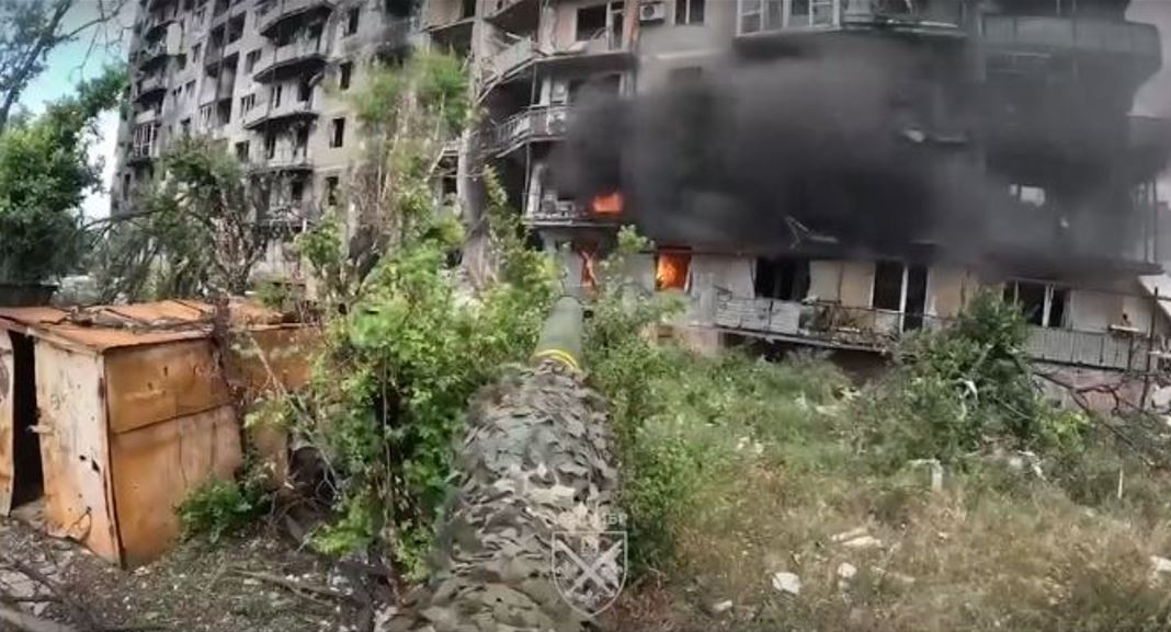 Khu vực thuộc tiểu khu Lazurny trước đây, được các nguồn tin Ukraine gọi là "hoàn toàn do AFU kiểm soát". Tuy nhiên, chính các trận đánh đang diễn ra, đã khẳng định quyền kiểm soát của AFU, đối với khu vực phía nam và đông nam Pokrovsk, đã bị mất, hoặc bị hạn chế nghiêm trọng.