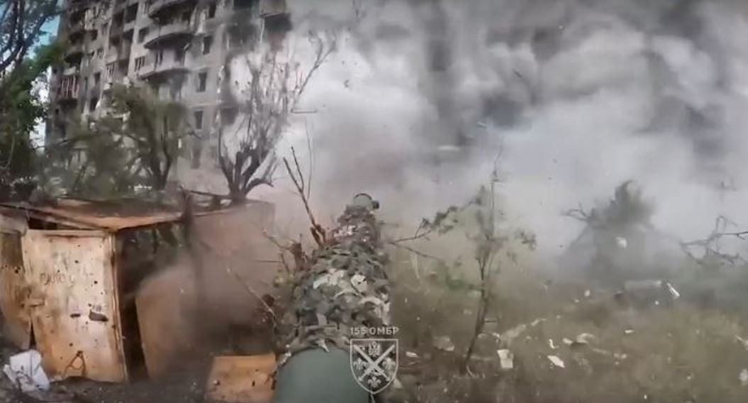 Về phía Ukraine, đây là lần đầu tiên họ thừa nhận quân Nga hiện diện và đang tiến hành các hoạt động chiến đấu trong khu vực đô thị. Hiện vẫn chưa rõ liệu một cuộc đột phá toàn diện vào hệ thống phòng thủ của Ukraine đã diễn ra hay chưa? Tuy nhiên, xét theo phản ứng của AFU, giao tranh bên trong Pokrovsk đã trở thành một vấn đề mà họ chưa thể giải quyết nhanh chóng.