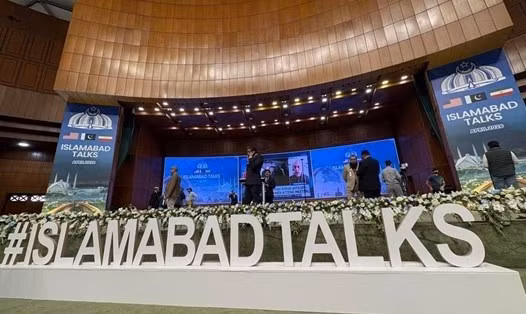 Phía Tehran đề nghị "tiếp tục đàm phán", nhưng logic của Tổng thống Trump là họ càng sốt sắng thì ông càng ít để ý. Xét cho cùng, ông đã nắm chắc nhịp điệu của trò chơi này. Lý do cho hành động này, không phải Mỹ sở hữu nhiều tàu chiến hay hỏa lực mạnh hơn, mà ở sự đánh giá vô cùng chính xác của Trump: “yếu huyệt” của Iran không phải là vũ khí hạt nhân hay tên lửa, mà là tiền dầu mỏ.