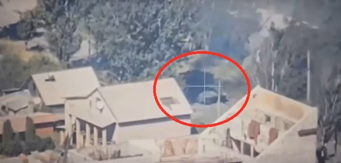 Đoạn video được công bố cho thấy, chiếc xe tăng Leopard 2 đã bị tấn công bằng UAV FPV. Có thông tin cho biết toàn bộ kíp lái của xe chiến đấu đã thiệt mạng. Qua đoạn video có thể thấy, giao tranh trong thành phố Pokrovsk đang diễn ra rất ác liệt, chứ không phải như truyền thông Ukraine công bố, là chỉ có “một nhóm nhỏ quân Nga” xâm nhập thành phố và đã bị AFU tiêu diệt.