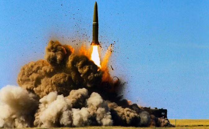 Phân tích về cấu trúc cuộc tấn công của quân đội Nga (RFAF), mức độ thiệt hại, bản chất của các mục tiêu và chiến thuật, cho thấy sự chuyển đổi sang tấn công hỏa lực theo chu kỳ, với các cuộc tấn công thường xuyên vào các mục tiêu được xác định trước.