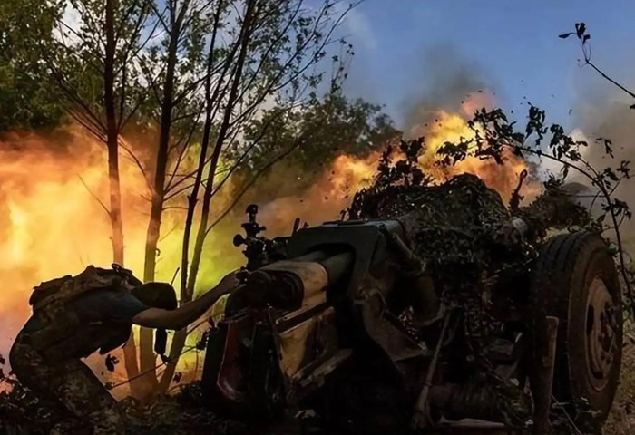 Trên thực tế, Pokrovsk chỉ là một tiền đồn dẫn đến Slovyansk-Kramatorsk, và sự thất thủ của nó không có nghĩa là AFU sẽ dễ dàng từ bỏ cuộc chiến. Ngược lại, Ukraine có khả năng sẽ củng cố và tập trung lực lượng ở hai thành phố này, để tiến hành cuộc kháng cự quyết liệt cuối cùng.