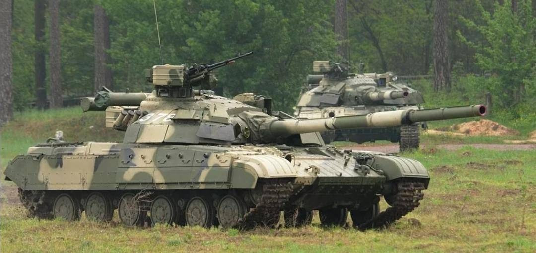 Đạn xuyên giáp ổn định bằng cánh đuôi (APFSDS) được bắn ra từ khẩu pháo này đã trở thành cơn ác mộng đối với xe tăng NATO. Khả năng xuyên giáp và độ chính xác của nó khiến đạn NATO cùng thời trở nên kém cỏi.