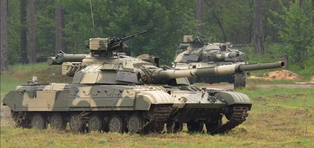 Đạn xuyên giáp ổn định bằng cánh đuôi (APFSDS) được bắn ra từ khẩu pháo này đã trở thành cơn ác mộng đối với xe tăng NATO. Khả năng xuyên giáp và độ chính xác của nó khiến đạn NATO cùng thời trở nên kém cỏi.