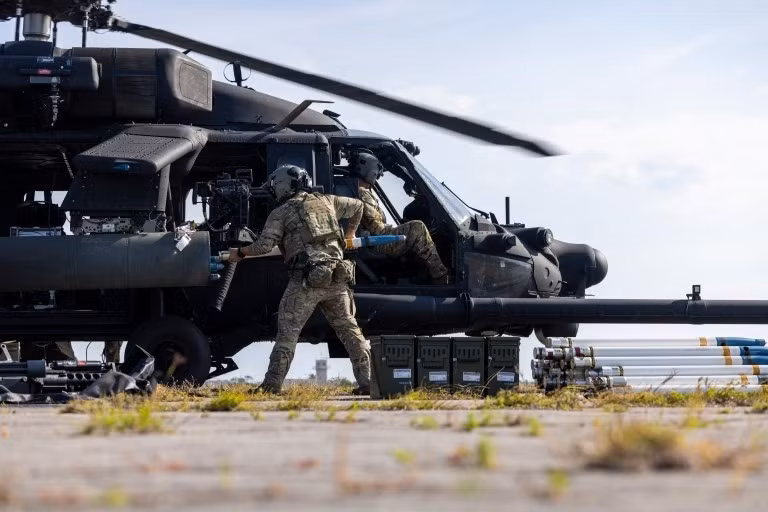 Tuy nhiên, sẽ là sai lầm nếu chỉ quy mọi thành công về mặt kỹ thuật và chiến thuật cho máy bay trực thăng Black Hawk của Mỹ so với những chiếc được chuyển giao cho Lực lượng Vũ trang Ukraine. Bí quyết thành công của Chiến dịch Absolute Resolve nằm ở phương pháp tiếp cận có hệ thống, với toàn bộ bộ máy quân sự và tình báo Mỹ, phối hợp với hàng trăm binh sĩ thuộc Lực lượng Đặc nhiệm Delta.