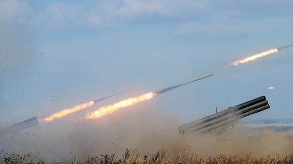 Nếu RFAF có thể kết hợp hai loại vũ khí tấn công tầm xa này, không chỉ nâng cao hiệu quả tấn công, mà còn gây nhầm lẫn cho hệ thống tình báo và phòng không của Ukraine. Do đó, ngay cả khi phát hiện tên lửa hoặc rocket của Nga được phóng đi, họ cũng không thể xác định chính xác mục tiêu ở đâu, mục tiêu nào là đòn đánh giả và mục tiêu nào là đòn tấn công chính.