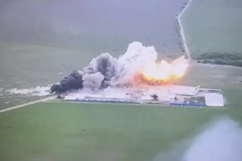 Để tăng cường khả năng tấn công tại Sumy, RFAF đã sử dụng nhiều loại vũ khí hạng nặng, trong đó có cả lực lượng không quân chiến thuật. Đoạn video ghi lại cảnh tấn công bằng bom lượn có điều khiển UMPK vào các kho chứa lương thực của AFU ở ngoại ô khu làng biên giới Alekseyevka thuộc tỉnh Sumy đã được công bố trực tuyến.