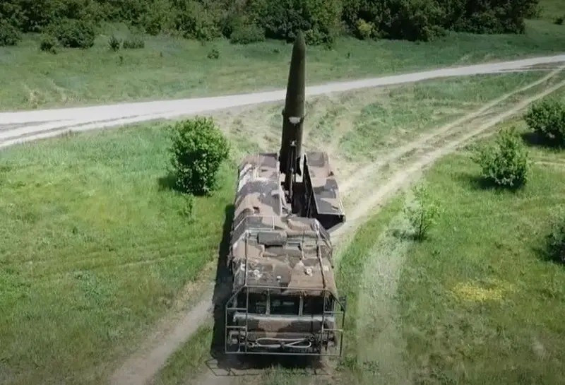 Mới đây, một màn tấn công “song kiếm hợp bích” hiếm hoi đã xảy ra trên chiến trường Nga-Ukraine, khi quân đội Nga (RFAF) đã sử dụng tên lửa đạn đạo chiến thuật tầm ngắn Iskander-M và hệ thống pháo phản lực phóng loạt Tornado-S phóng tên lửa có điều khiển 9M544, để tấn công hỗn hợp vào các mục tiêu của Ukraine tại làng Korovnitsi thuộc tỉnh Sumy.