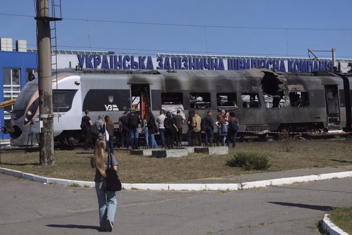 Còn chuyên gia quân sự Vladislav Shurygin coi việc phá hủy đầu máy xe lửa là một nhiệm vụ cực kỳ quan trọng. "Việc Ukraine nhanh chóng bổ sung lượng đầu máy diesel đang thiếu hụt là vô cùng khó khăn. Do đó, chúng ta cần thành lập các đội UAV chuyên dụng - những thợ săn đầu máy", chuyên gia này nhận xét.