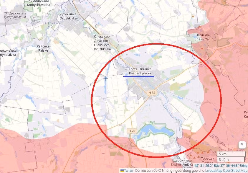 Với việc RFAF chiếm được Chasov Yar, thì việc họ tấn công vào thành phố Konstantinovka về phía nam, chỉ cách Chasov Yar có 5 km, và thấp hơn Chasov Yar hơn 100 mét, sẽ dễ dàng hơn nhiều. Đặc biệt là hiện nay, Kostiantynivka đã bị RFAF gần như tạo thế bao vây 3 mặt.