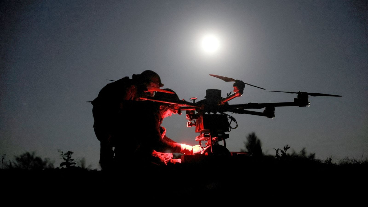 Về mặt vũ khí, RFAF đã tăng đáng kể sản lượng UAV và hiện có thể sản xuất khoảng 1.000 UAV điều khiển bằng sợi quang mỗi ngày, và dự kiến sản lượng hàng ngày sẽ tăng gấp đôi trong vài tháng tới. Việc sử dụng UAV tự sát tầm xa Geran-2 cũng đang gia tăng. Hiện nay, có khoảng 150 chiếc Geran-2 được sử dụng mỗi ngày và con số này có thể tăng lên 500 trong vòng một năm.