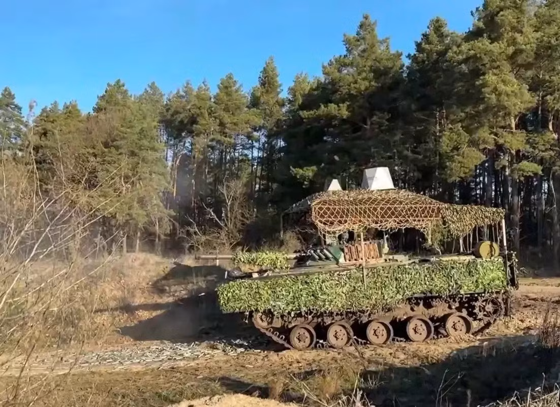 Trên hướng tác chiến Sumy-Kursk, quân đội Nga và Ukraine đã không triển khai lực lượng chiến đấu trong một thời gian dài. Phải đến khi quân đội Ukraine (AFU) bất ngờ đột kích Kursk, thì cả hai bên mới tăng cường sức mạnh và mỗi bên đều duy trì cỡ tập đoàn quân, gồm vài chục ngàn quân chiến đấu.