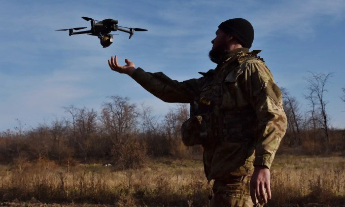 Ngoài việc chống trả quyết liệt bằng hỏa lực pháo binh và vũ khí chống tăng, quân Nga tiến vào Chasov Yar còn phải đối phó với các mối đe dọa từ trên không. UAV FPV tại Chasov Yar, được AFU ưu tiên sử dụng nhiều nhất trên chiến trường, ngoài ra UAV còn trinh sát chỉ thị mục tiêu cho pháo binh, làm tăng thêm nguy cơ thương vong cho quân Nga.