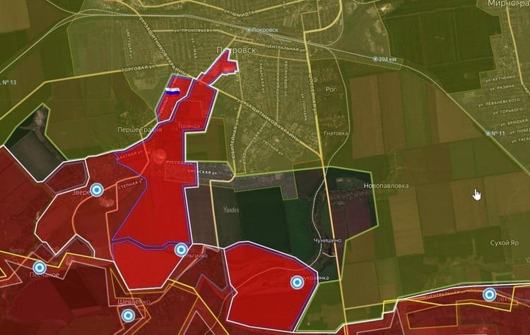 Phong cách chiến đấu của quân Nga tại Pokrovsk tương tự như cuộc tấn công trước đó vào Kupyansk. Đầu tiên sử dụng các nhóm phá hoại nhỏ bí mật luồn sâu vào sau phòng tuyến AFU, sau đó chờ thêm nhiều nhóm khác tiến vào, cố gắng chiếm giữ và bảo vệ các vị trí; nếu không chiếm được, họ sẽ rút lui trước, tập hợp lực lượng mới và quay lại tiếp tục, giống như một "cuộc bao vây du kích".