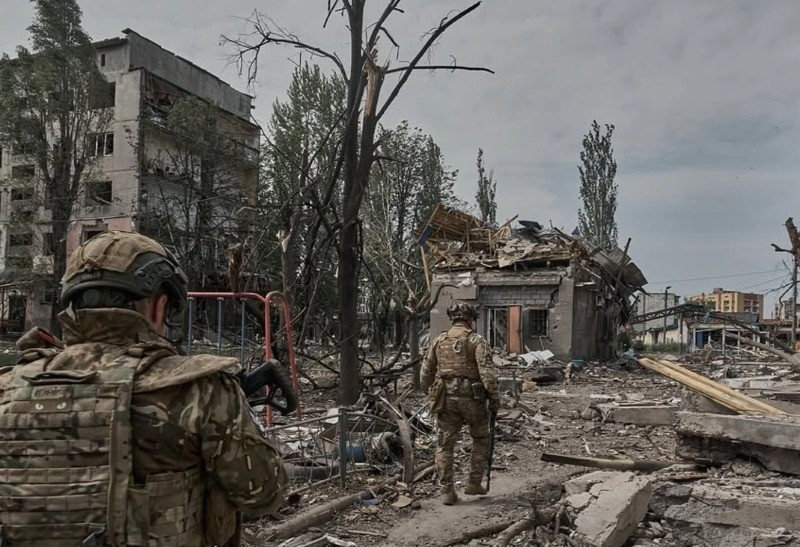 View - Quân Ukraine ở Pokrovsk quyết không đầu hàng, Nga sử dụng siêu bom tấn | Báo Tri thức và Cuộc sống - TIN TỨC PHỔ BIẾN KIẾN THỨC 24H