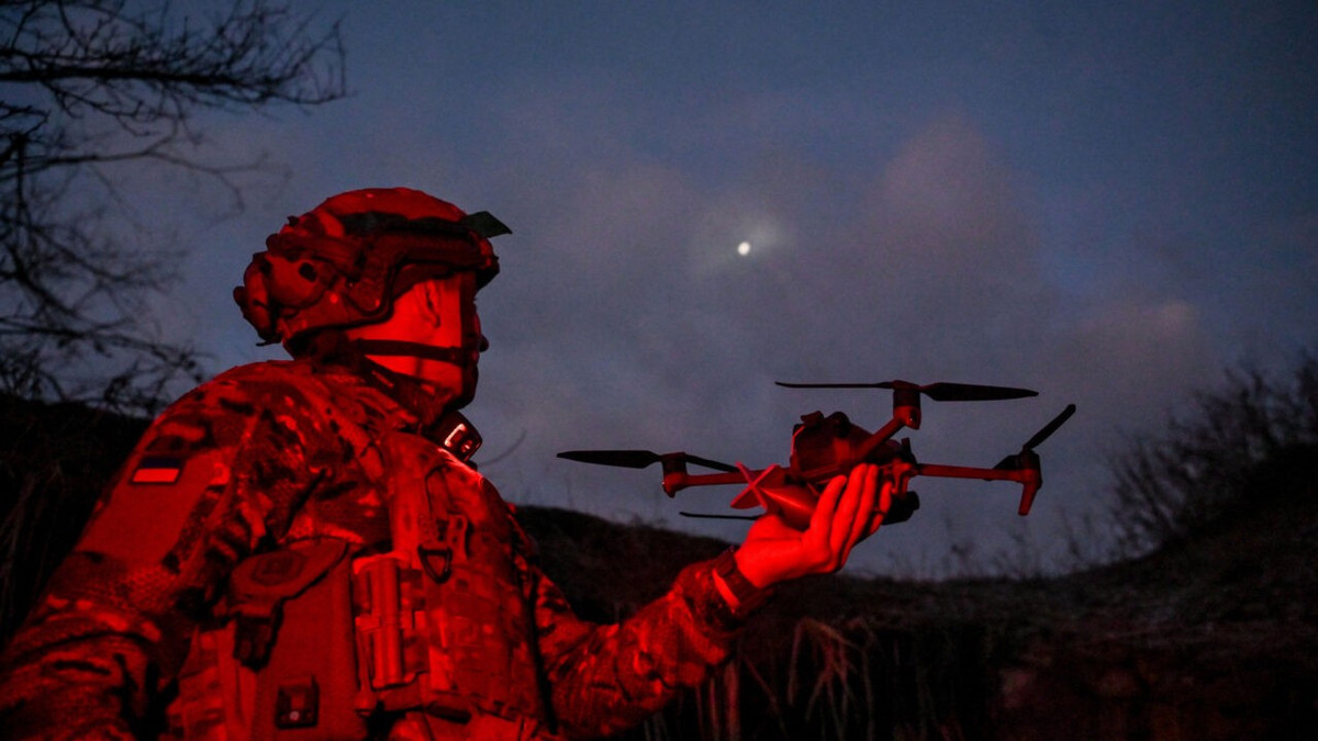 Nếu một lực lượng tấn công của Nga tiến vào phạm vi 20 km, họ sẽ bị các UAV trinh sát do các tiểu đoàn và đại đội AFU triển khai dọc theo toàn bộ chiến tuyến tìm kiếm và giám sát 24/24. Hệ thống giám sát bằng UAV phủ sóng chéo 24/24 này, đảm bảo rằng hầu hết mọi hoạt động tấn công của Nga đều có thể bị phát hiện trước.