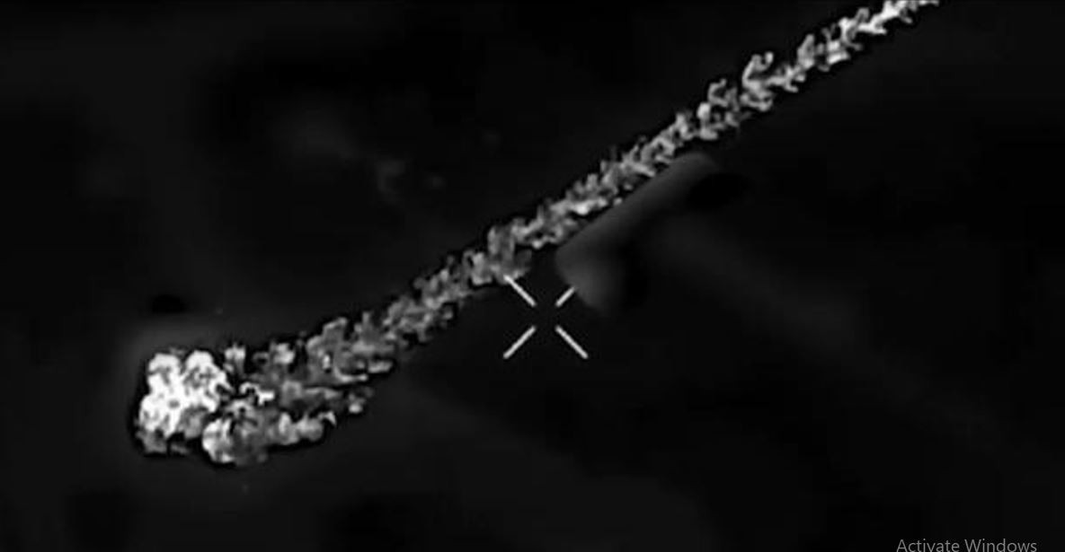 Cảnh quay cuộc tấn công, cho thấy các đám cháy bùng phát dữ dội ở một số khu vực phía bắc tuyến đường sắt thành phố Pokrovsk. Chiến thuật này của Nga rất quen thuộc: khi không thể kiểm soát hiệu quả một khu vực, họ rút lui, biến nó thành một "vùng xám", dụ quân Ukraine chiếm giữ, trước khi bất ngờ tấn công dữ dội.