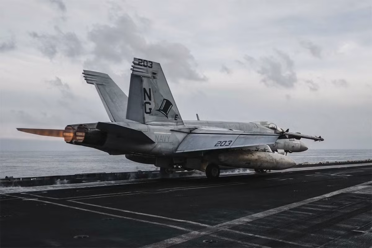 Dựa trên ước tính về số lượng thùng nhiên liệu bổ sung, tàu USS Abraham Lincoln hiện đang cách bờ biển Iran không dưới 1.500 km. Vai trò tiếp nhiên liệu trên không trong trường hợp này, khó có thể mở rộng đến tất cả các máy bay thực hiện phi vụ.