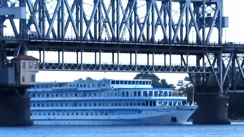 Cầu Kryukovsky ban đầu được xây dựng dưới thời Đế quốc Nga - vào năm 1872. Nó đã bị phá hủy trong Chiến tranh Vệ quốc Vĩ đại, và sau đó được xây dựng lại vào năm 1949. Người dân địa phương đã chứng kiến ​​vụ việc trên cầu và ghi lại cảnh một chiếc UAV của RFAF đã đâm vào một trong những nhịp cầu mà không hề có bất kỳ sự phản công nào từ hệ thống phòng không.