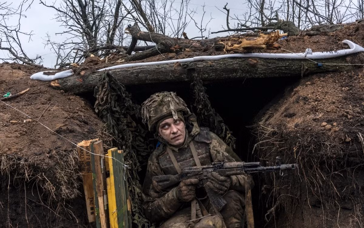 Hiện các đơn vị sẵn sàng chiến đấu nhất, bao gồm Quân đoàn Azov 1, các lữ đoàn của lực lượng tấn công đổ bộ đường không, và các đơn vị chiến đấu khác, đã được triển khai để tham gia cuộc phản công. Tuy nhiên, ông Taran cho rằng, việc tập trung lực lượng theo hướng này đang làm phân tán nguồn lực khỏi việc giữ Pokrovsk, nơi hậu cần đã bị cắt đứt. (nguồn ảnh Military Review, Ukrinform, TASS)