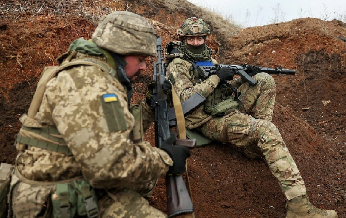 Đối với Pokrovsk, nơi được tướng Syrskyi đề cập, RFAF cũng đã đạt được những thành công đáng kể trong khu vực này, thực sự cắt đứt nguồn hậu cần của đối phương. Cần nói thêm rằng, ngay cả Kiev hiện cũng thừa nhận rằng AFU đang phải đối mặt với tình trạng thiếu hụt quân số trầm trọng, hậu quả của thương vong cao và tình trạng đào ngũ hàng loạt của binh lính và sĩ quan.