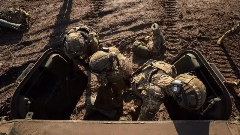 Tuy nhiên, AFU không thể sử dụng ngôi làng này làm bàn đạp vững chắc cho các cuộc đột phá tiếp theo, do hỏa lực vượt trội của RFAF đã ngăn cản họ củng cố đầu cầu tại đây và tập hợp binh lực một cách an toàn. Nhưng dịch về phía nam một chút, qua những khe núi khô cằn rậm rạp, các nhóm xung kích Ukraine đang xâm nhập sâu vào khu vực trận địa phòng ngự của Nga.