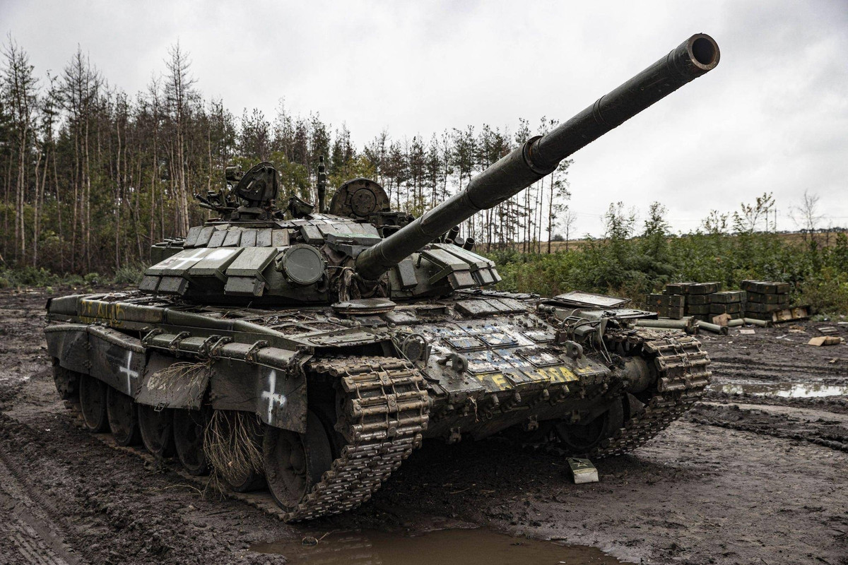 Thiết kế thấp của T-64 cũng mang lại lợi thế cho việc vận chuyển và ngụy trang. Máy bay vận tải quân sự sàn phẳng của Liên Xô có thể dễ dàng vận chuyển T-64, loại bỏ nhu cầu tháo rời vốn thường thấy ở những xe tăng cao hơn. Các gara và hang động thông thường, cũng có thể chứa được xe tăng, cải thiện đáng kể khả năng ngụy trang.