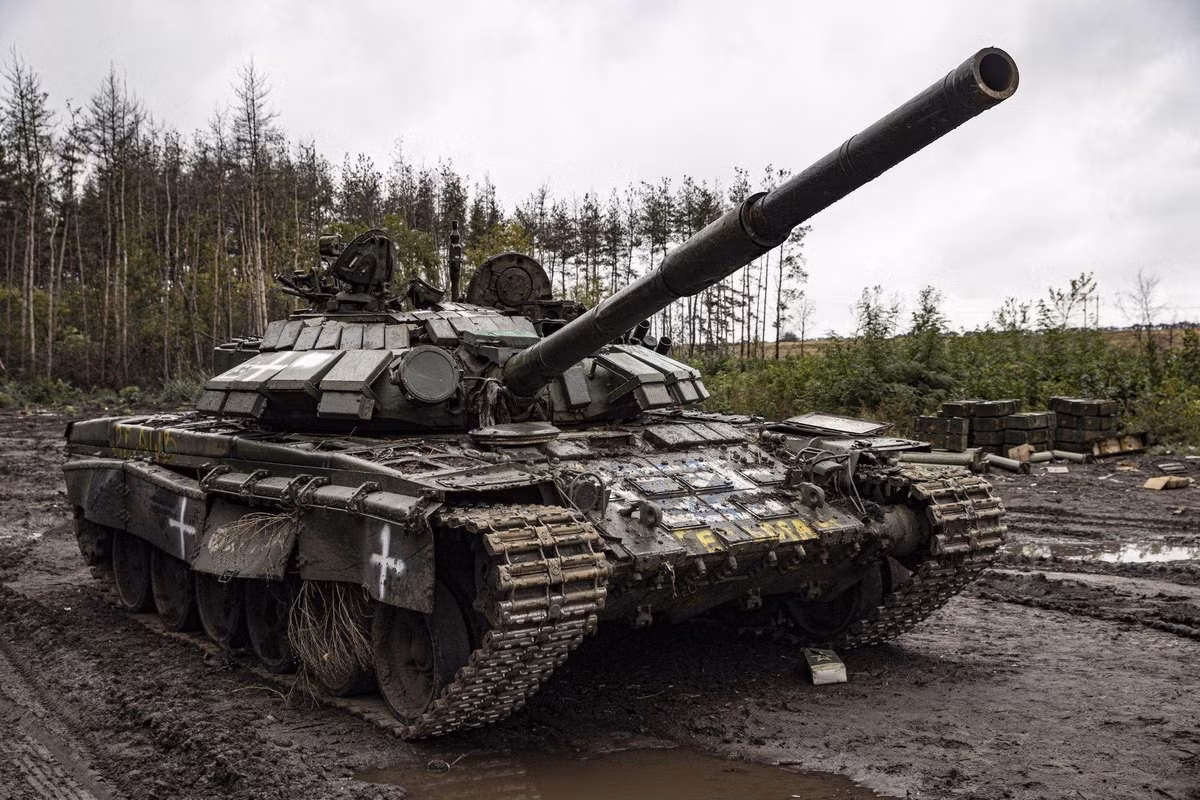 Thiết kế thấp của T-64 cũng mang lại lợi thế cho việc vận chuyển và ngụy trang. Máy bay vận tải quân sự sàn phẳng của Liên Xô có thể dễ dàng vận chuyển T-64, loại bỏ nhu cầu tháo rời vốn thường thấy ở những xe tăng cao hơn. Các gara và hang động thông thường, cũng có thể chứa được xe tăng, cải thiện đáng kể khả năng ngụy trang.