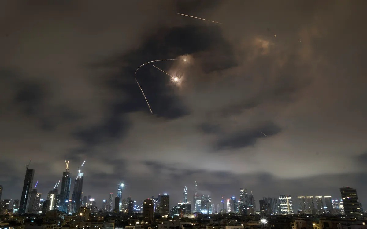 Trong các làn sóng tấn công trước, tên lửa của Iran đã được phóng rải rác khắp các căn cứ quân sự của Mỹ ở một số quốc gia vùng Vịnh Ba Tư, hoặc bắn trúng các khu vực đã được dọn sạch trước đó, hoặc bị hệ thống phòng không đánh chặn, nhưng hầu như không gây ra hiệu quả đáng kể.