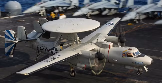 Hệ thống này tích hợp radar và máy bay chỉ huy kiểm soát trên không (AWACS) của tàu sân bay như E-2D Hawkeye, vào một hệ thống chỉ huy và kiểm soát duy nhất: dữ liệu được truyền đi tức thì, mục tiêu được phát hiện từ ngoài đường chân trời, và hệ thống thông tin tác chiến Aegis của tàu nhận và truyền dữ liệu.
