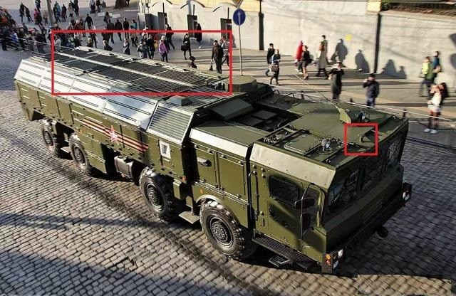 Một lữ đoàn tên lửa Iskander được trang bị 12 xe phóng, 36 xe vận chuyển và nạp đạn, 11 xe chỉ huy và tham mưu, xe radar, xe đo đạc, xe thông tin, xe trinh sát khí tượng; các xe ô tô vận tải, xe bảo dưỡng kỹ thuật ….Tổng số lượng lên tới hàng trăm xe cơ giới các loại.