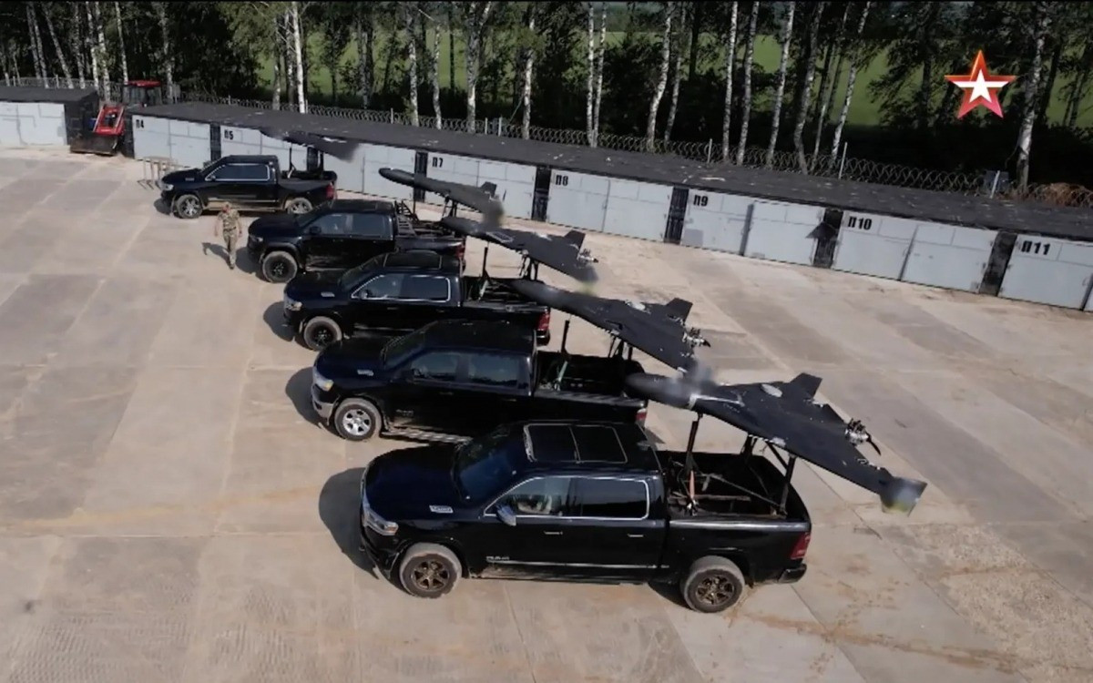 Thứ hai, các lực lượng Nga đã có thể phá vỡ hậu cần và cản trở sự di chuyển của AFU bằng một vũ khí tấn công giá rẻ, như UAV Geran với đầu đạn tới hàng trăm kg, phá hủy các mục tiêu lớn hơn và đắt tiền hơn của AFU, từ đó phá vỡ liên kết với tuyến sau của AFU. (nguồn ảnh RT, Lenta.ru, Ukrinform).