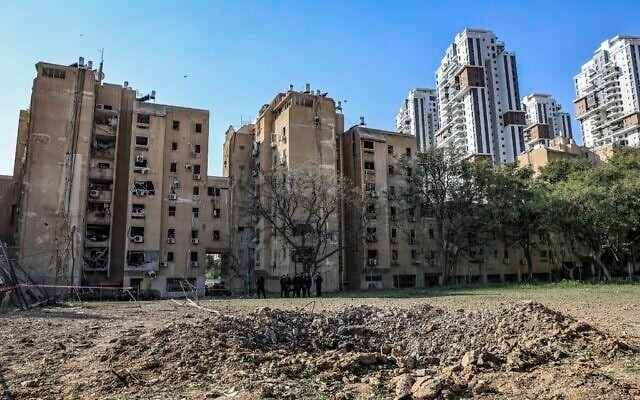 Chỉ trong vài giờ, tin tức chiến trường đã trở nên dồn dập đến nghẹt thở. Cuộc phản công của Iran không còn là một cuộc “đáp trả yếu ớt”, tổn thất của Mỹ vượt xa dự kiến. Chiều hôm đó, còi báo động vang vọng khắp Beersheba; cuộc tấn công của Iran lần này hoàn toàn khác so với 10 cuộc tấn công trước đó.