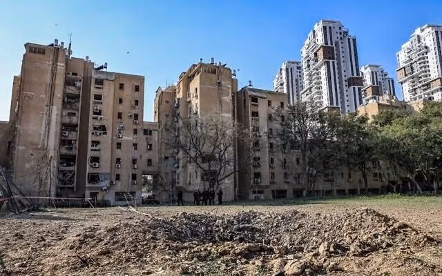 Chỉ trong vài giờ, tin tức chiến trường đã trở nên dồn dập đến nghẹt thở. Cuộc phản công của Iran không còn là một cuộc “đáp trả yếu ớt”, tổn thất của Mỹ vượt xa dự kiến. Chiều hôm đó, còi báo động vang vọng khắp Beersheba; cuộc tấn công của Iran lần này hoàn toàn khác so với 10 cuộc tấn công trước đó.