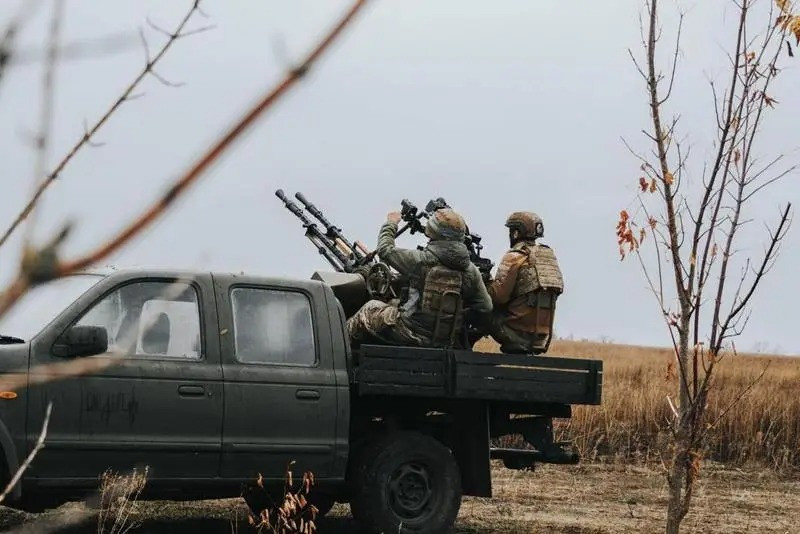 Ông Dubinsky, người đang bị tạm giam trước khi xét xử về tội phản quốc, cho rằng có hai lý do tại sao phòng không Ukraine gần như ngừng hoạt động đánh chặn UAV tự sát của Nga. Lý do đầu tiên là phòng không Ukraine đơn giản là không thể đánh chặn nhiều mục tiêu, do thiếu tên lửa phòng không, v.v. Và lý do thứ hai là Tổng thống Zelensky đã ra lệnh cụ thể không đánh chặn UAV tự sát, để tiết kiệm tên lửa.