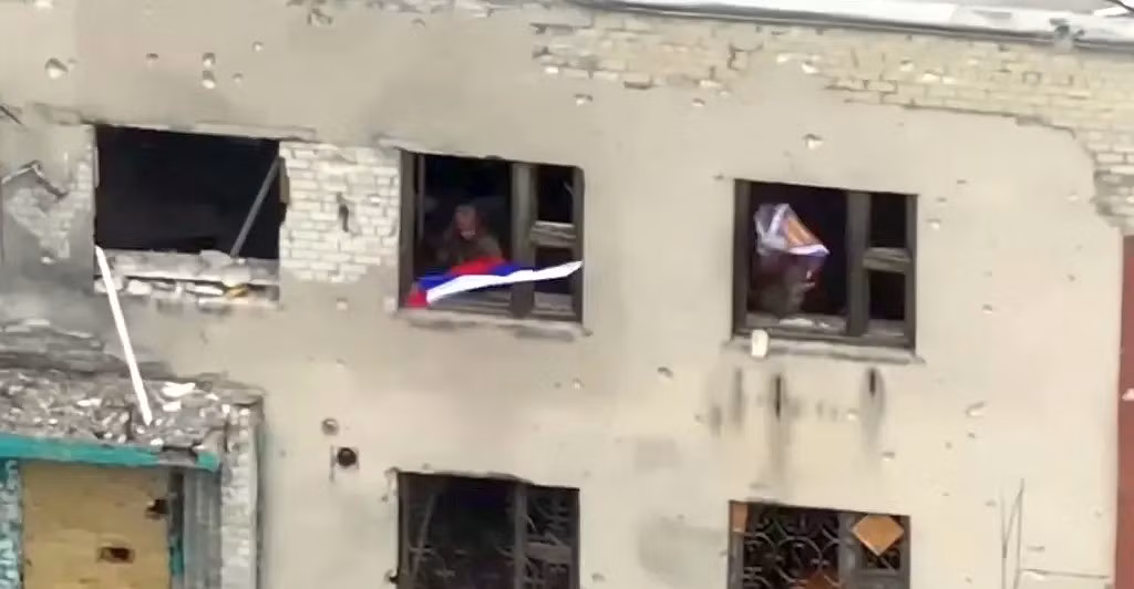 Bộ Quốc phòng Nga đã trình chiếu cảnh quay hai người lính Nga đang kéo cờ ba màu của Nga và có vẻ như là cờ của đơn vị tại một trong những tòa nhà của ngôi làng. Theo những thông tin chưa được xác nhận, sau khi Staraya Nikolaevka bị quân Nga tràn ngập, các trận đánh giành vào làng Gnativka ở phía bắc làng Staraya Nikolaevka đã bắt đầu.