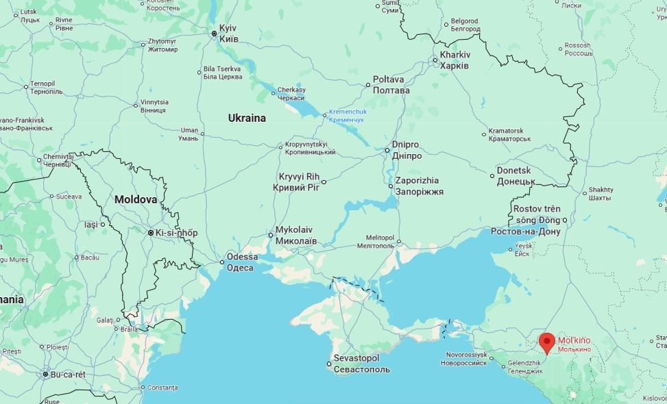 Câu hỏi đặt ra, đó là làm thế nào, mà tình báo Ukraine có thể phát hiện và tấn công chính xác một vị trí chứa xe phóng tên lửa đạn đạo Iskander của Nga, được giấu sâu hơn 400 km bên trong lãnh thổ Nga? Khi Molkino ở vùng Krasnodar cách lãnh thổ Ukraine khoảng 400 km, ẩn mình trong một ngôi làng có dân cư thưa thớt.