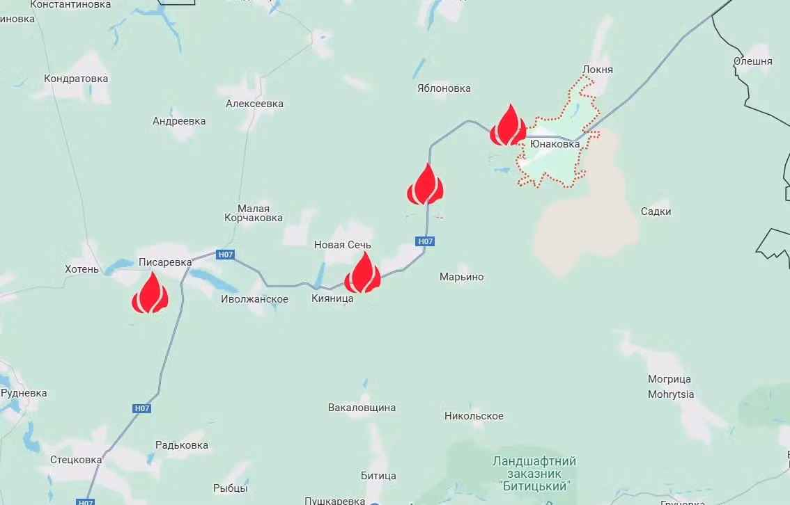 Trang Military Review của Nga đưa tin, lực lượng không quân chiến thuật của RFAF, đã tăng số lượng các cuộc tấn công vào các vị trí của AFU ở phía bắc tỉnh Sumy. Hiện quân Ukraine tập trung dọc theo đoạn đường N-07 từ Yunakivka đến Pisarevka và làng Khotin, cũng như phía bắc Vorozhba, nơi được AFU biến thành đầu cầu để tấn công vào làng Tyotkino thuộc tỉnh Kursk của Nga.