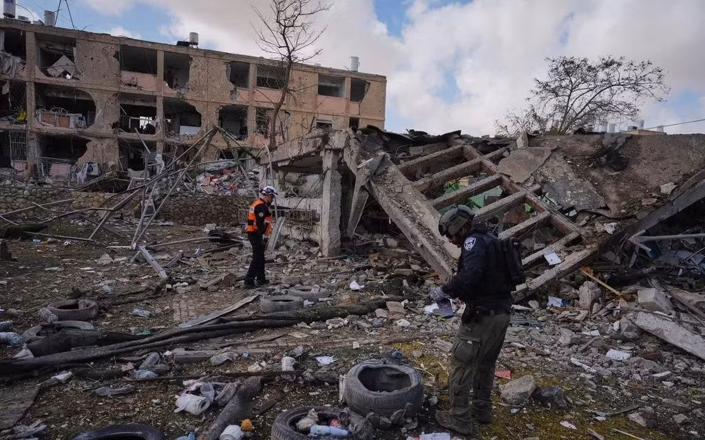 "Vòm phòng không" của Israel, được tổ chức chặt chẽ nhất thế giới đã bị xuyên thủng, một biển báo cảnh báo được đặt tại lối vào cơ sở hạt nhân. Cuộc tấn công tên lửa Dimona vào tối ngày 21/3, đã giáng một đòn chí mạng, khiến hệ thống phòng không đa tầng Iron Dome, Sling of David và Arrow đầy tự hào của Israel, trở nên vô hiệu.